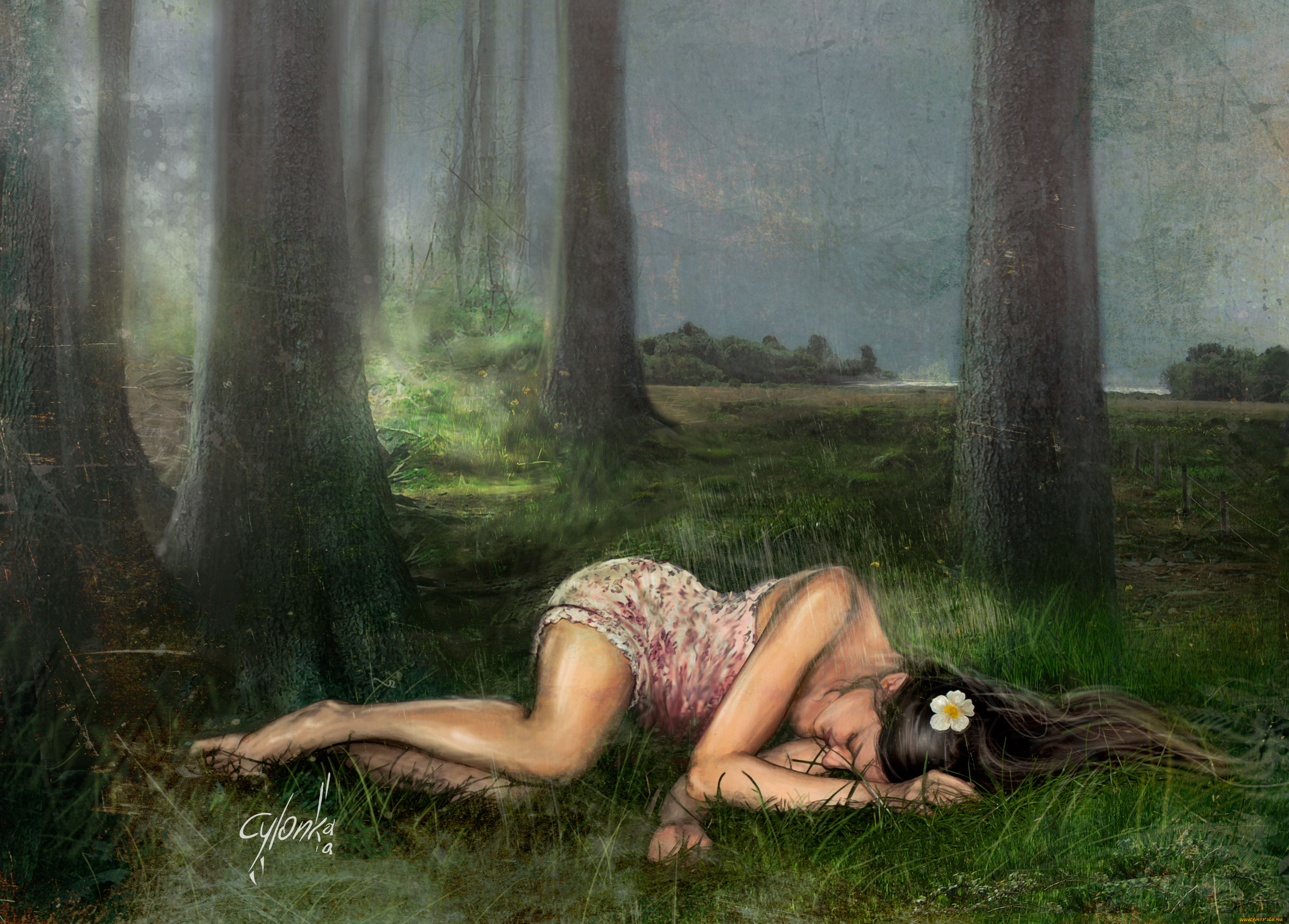 Девушка лежит в лесу